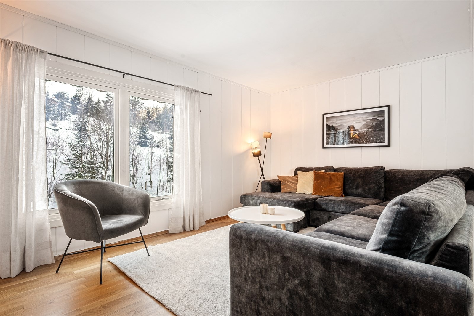 De store vindusflatene gir ett godt utsyn mot naturskjønne omgivelser. Galleribilde