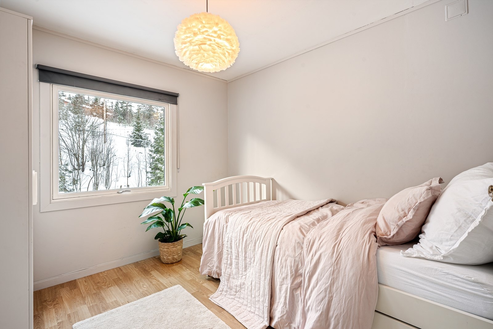 Soverommet er malt i lyse farger og har ett behagelig utsyn. Galleribilde