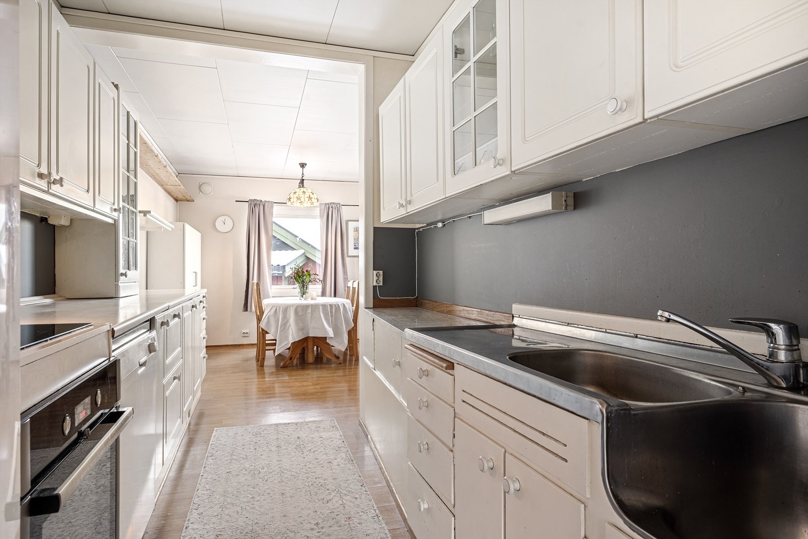 Kjøkkenet har eldre innredning. Galleribilde