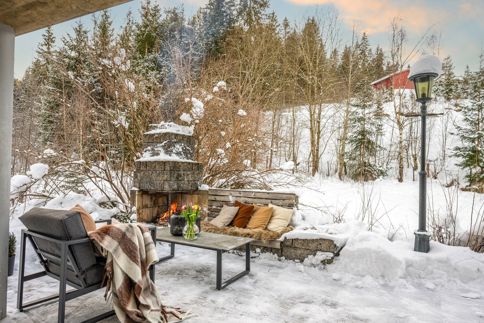 Boligen har en romslig terrasse, delvis overbygd. Her er det god plass for hele familien. Galleribilde