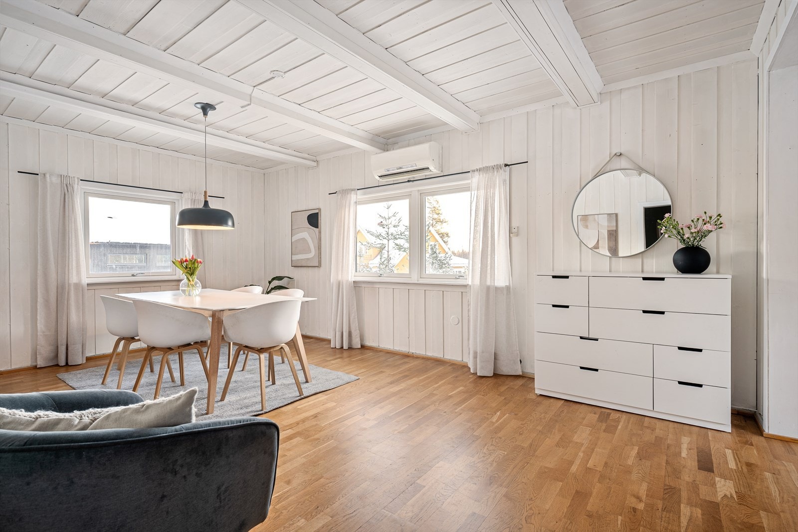 Spisestuen og stuen er romslig med store vindusflater som gir godt med naturlig lys. Galleribilde