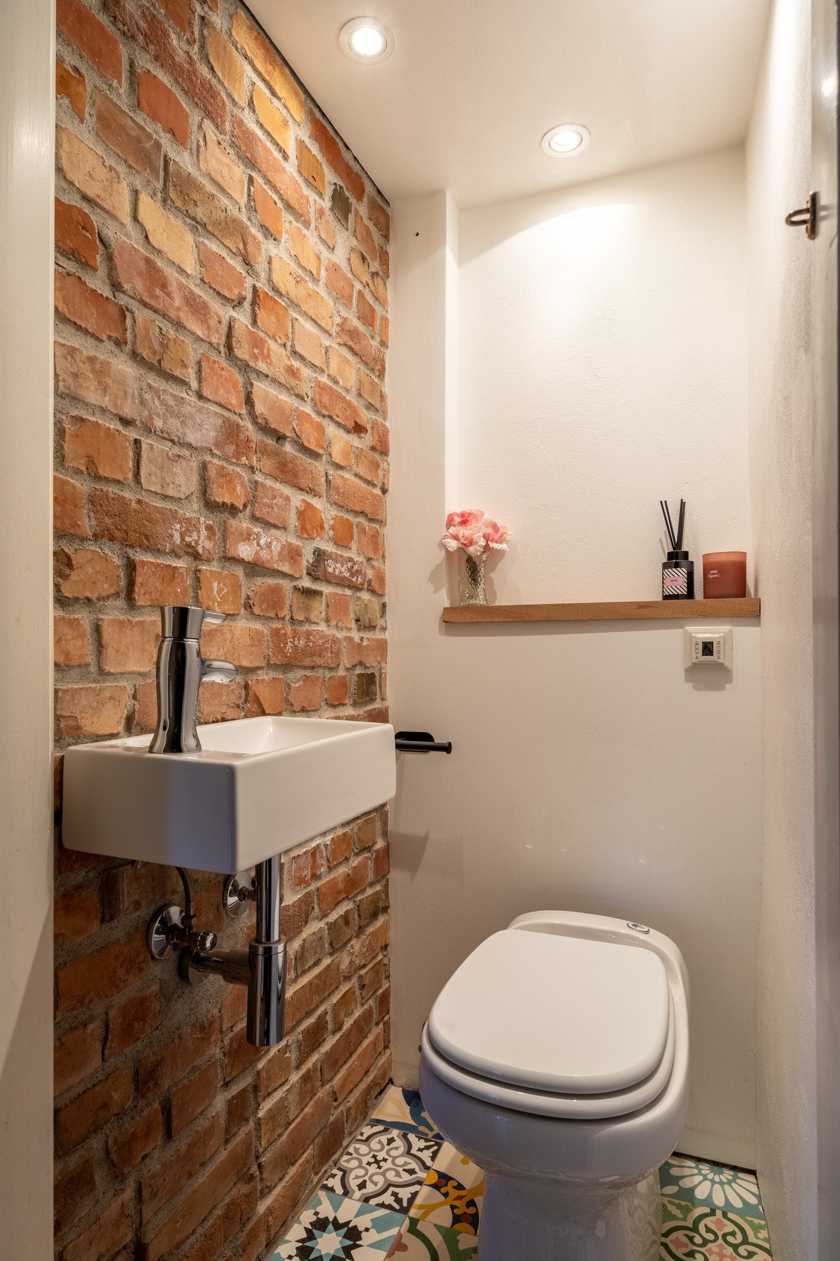 Praktisk toalettrom ved entré. Galleribilde