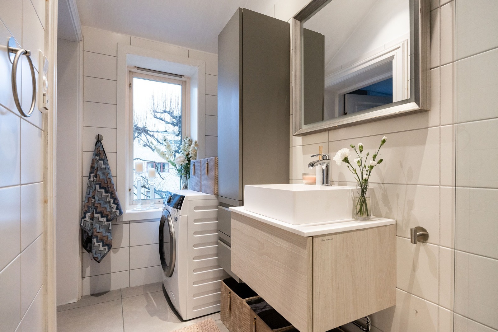 Romslig baderom fra 2013 med gulvvarme. Badet har opplegg for vaskemaskin. Galleribilde