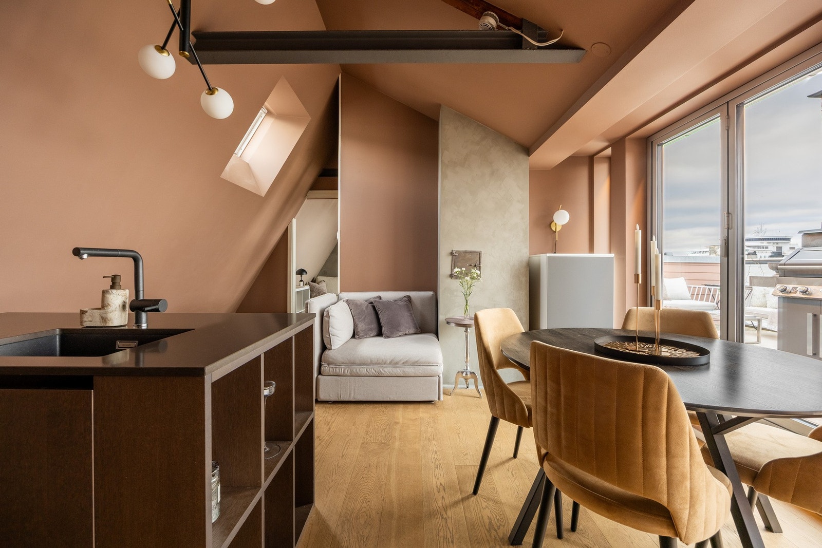 Loftsetasje med moderne kjøkken. Hybelmulighet* Galleribilde