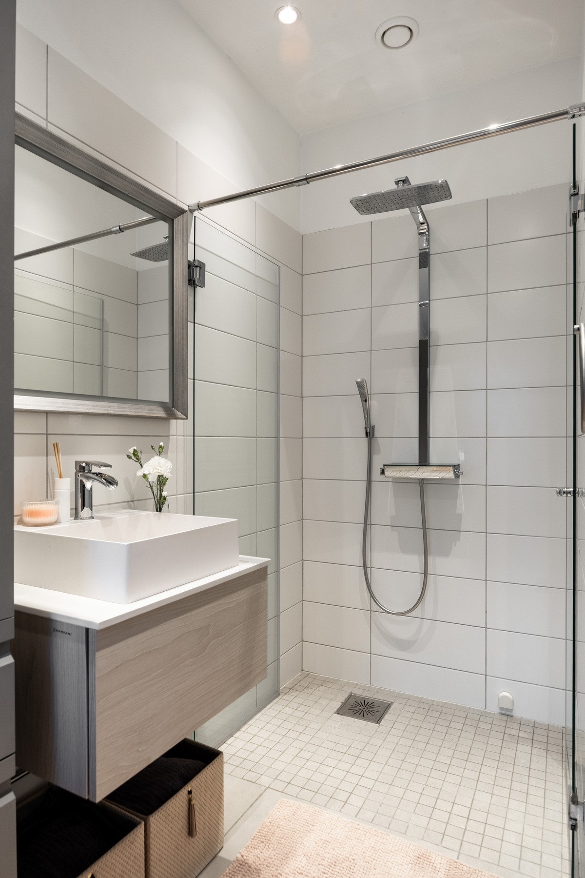 Stor dusjsone med innfellbare dører i glass. Galleribilde