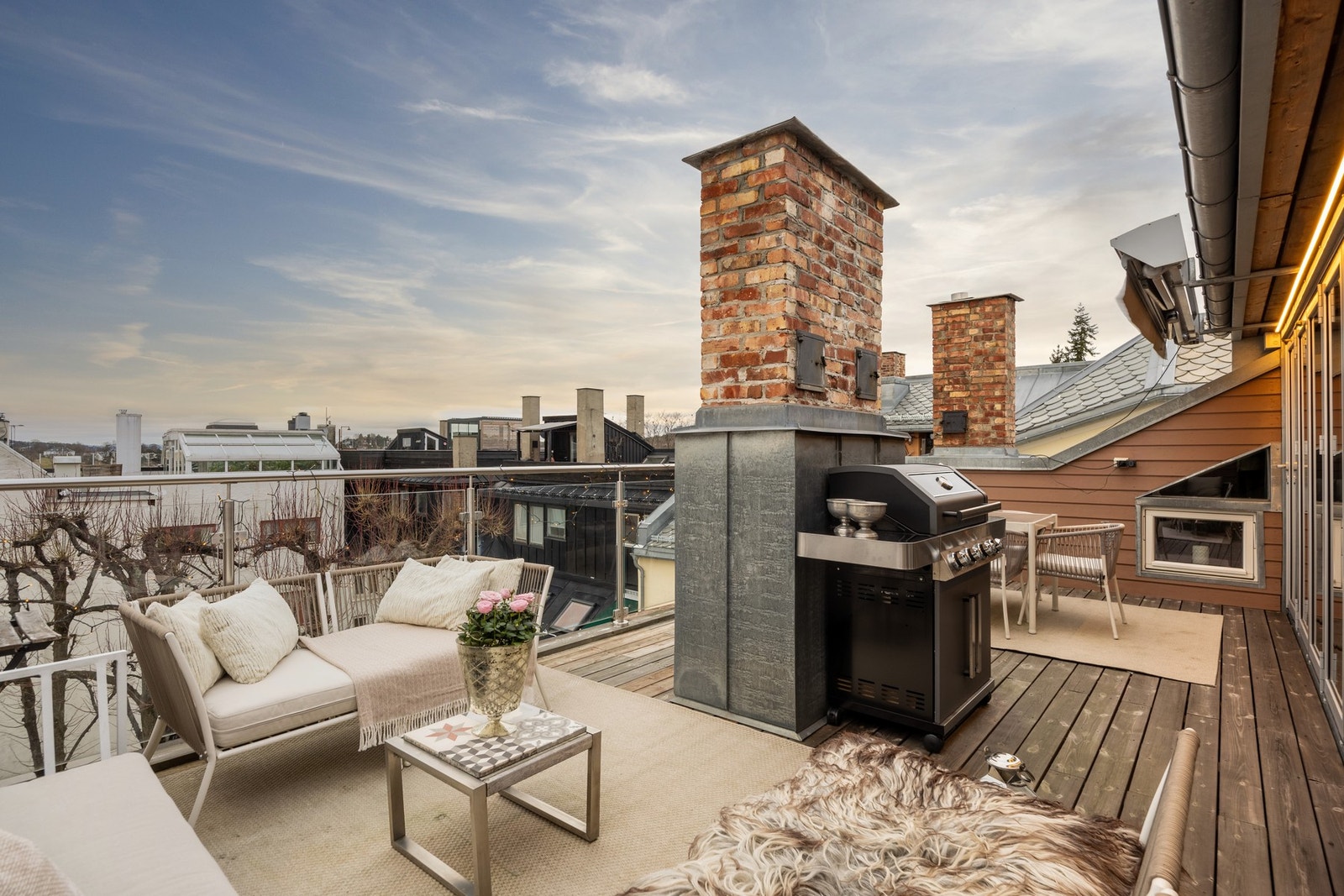 Eksklusiv 6-roms toppleilighet over to plan med 26 kvm takterrasse med sjøutsikt og parkering/hybelmulighet. Galleribilde