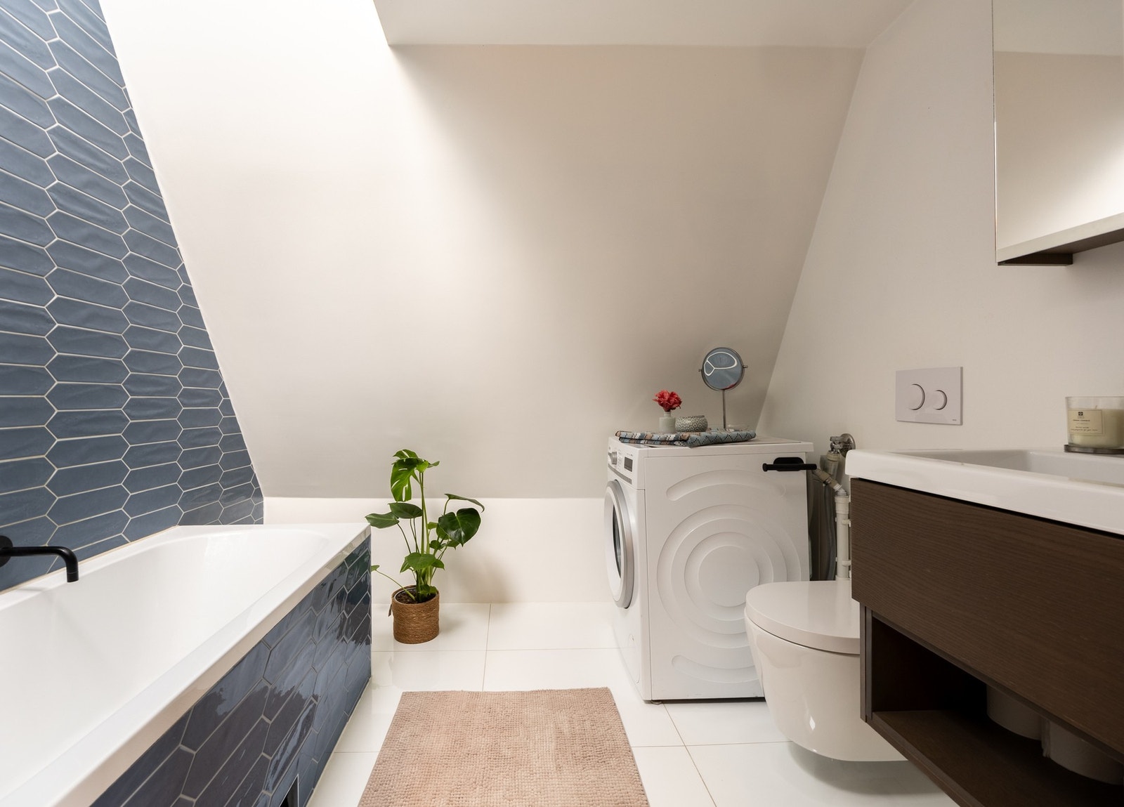 Baderom i loftsetasjen fra 2018/2019 med gulvvarme og innmurt badekar. Galleribilde