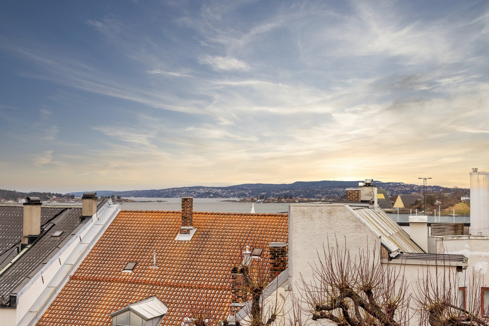 Stor og solrik takterrasse på hele 26 kvm med svært gode solforhold og fantastisk sjøutsikt. Galleribilde