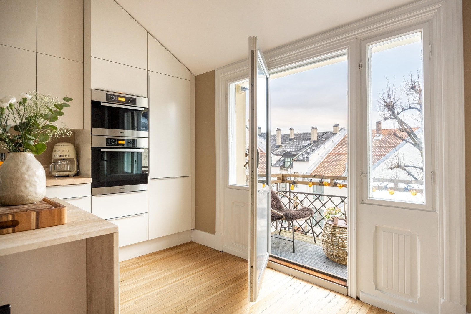 Fra kjøkkenet er det utgang til hyggelig balkong på 3 kvm med grønt utsyn. Galleribilde