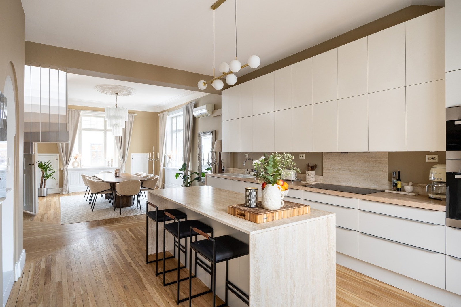 Sosialt og luftig kjøkken med gjennomtenkte og praktiske løsninger, samt rikelig med skap- og benkeplass. Galleribilde