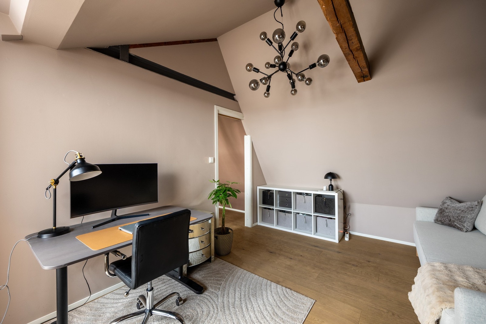 Leilighetens tredje soverom i loftsetasjen, brukes i dag som kontor og gjesterom. Galleribilde