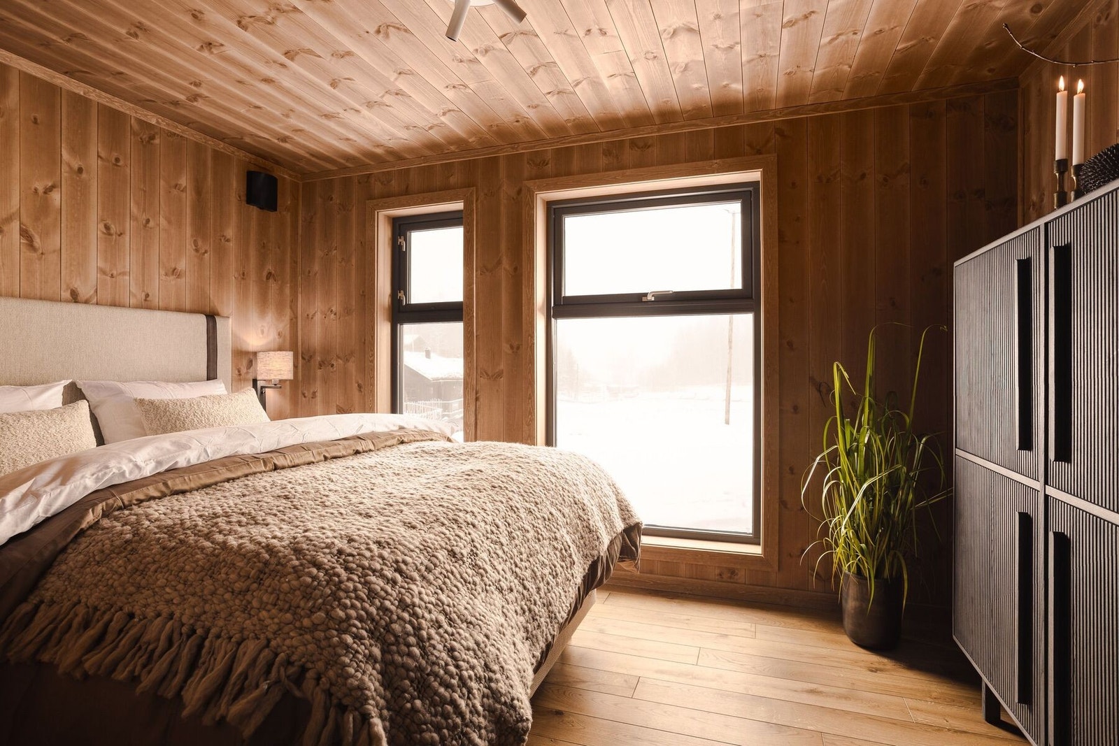 Hytta har 2 gode soverom pluss 2 hemsrom. Interiørfoto fra soverom i en lignende modell Galleribilde