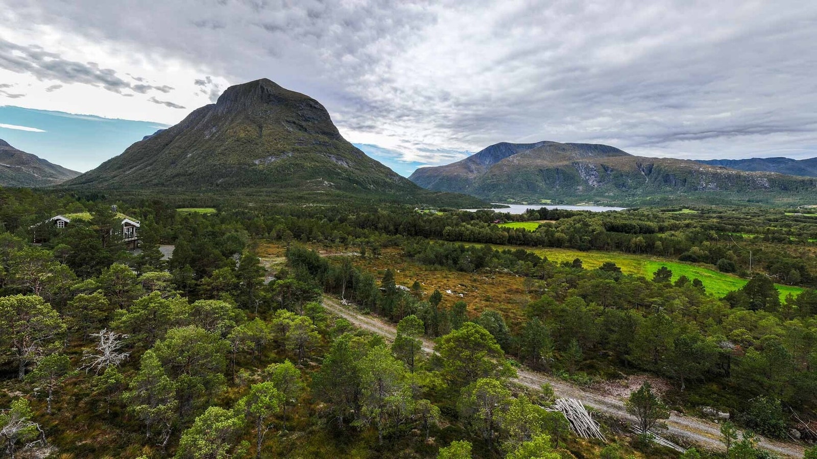 Fra tomteområdet mot Stabben og Tustna Galleribilde