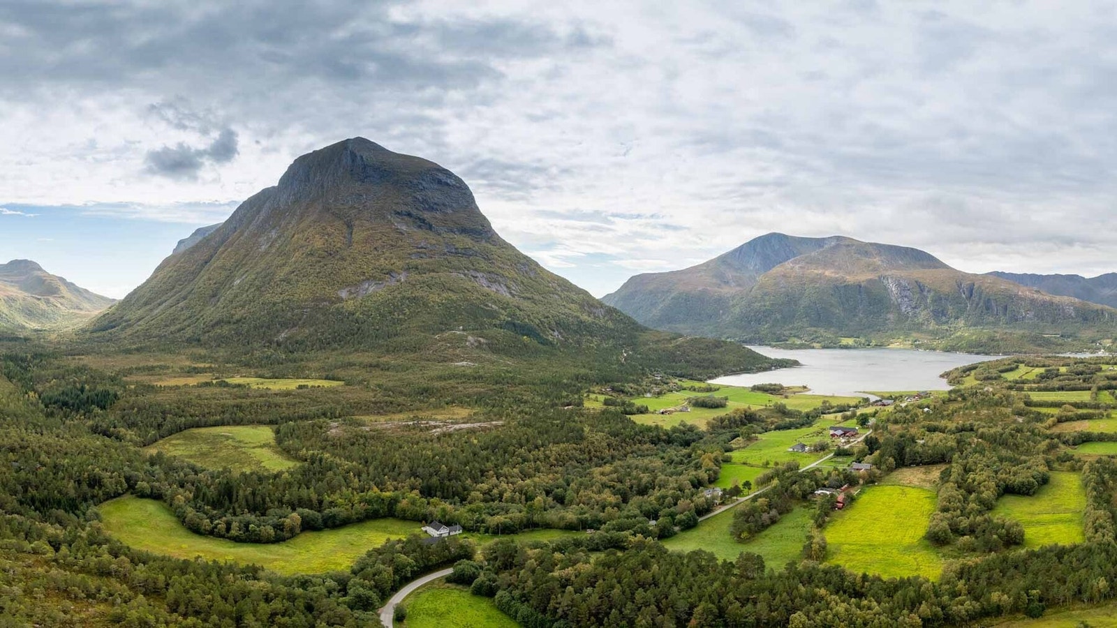 Nydelig landskap! Fra tomteområdet mot sørvest Galleribilde