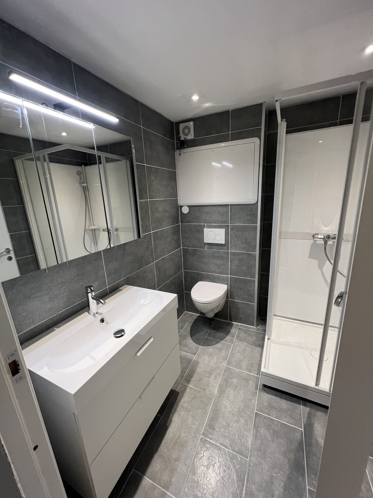 Nyere og helfliset bad med stort speil og lys. Galleribilde