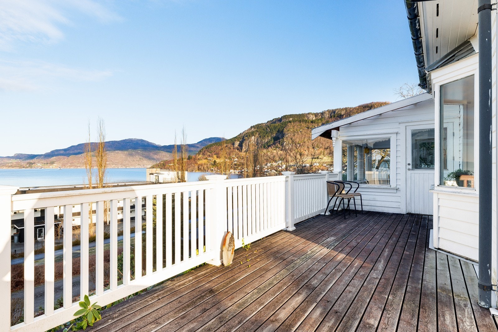 I forbindelse med tilbygget i 1989 ble det gjort store utskiftninger på boligen, både kledning, vinduer, tak, etterisolering, nytt elektrisk, nytt røropplegg etc. Galleribilde