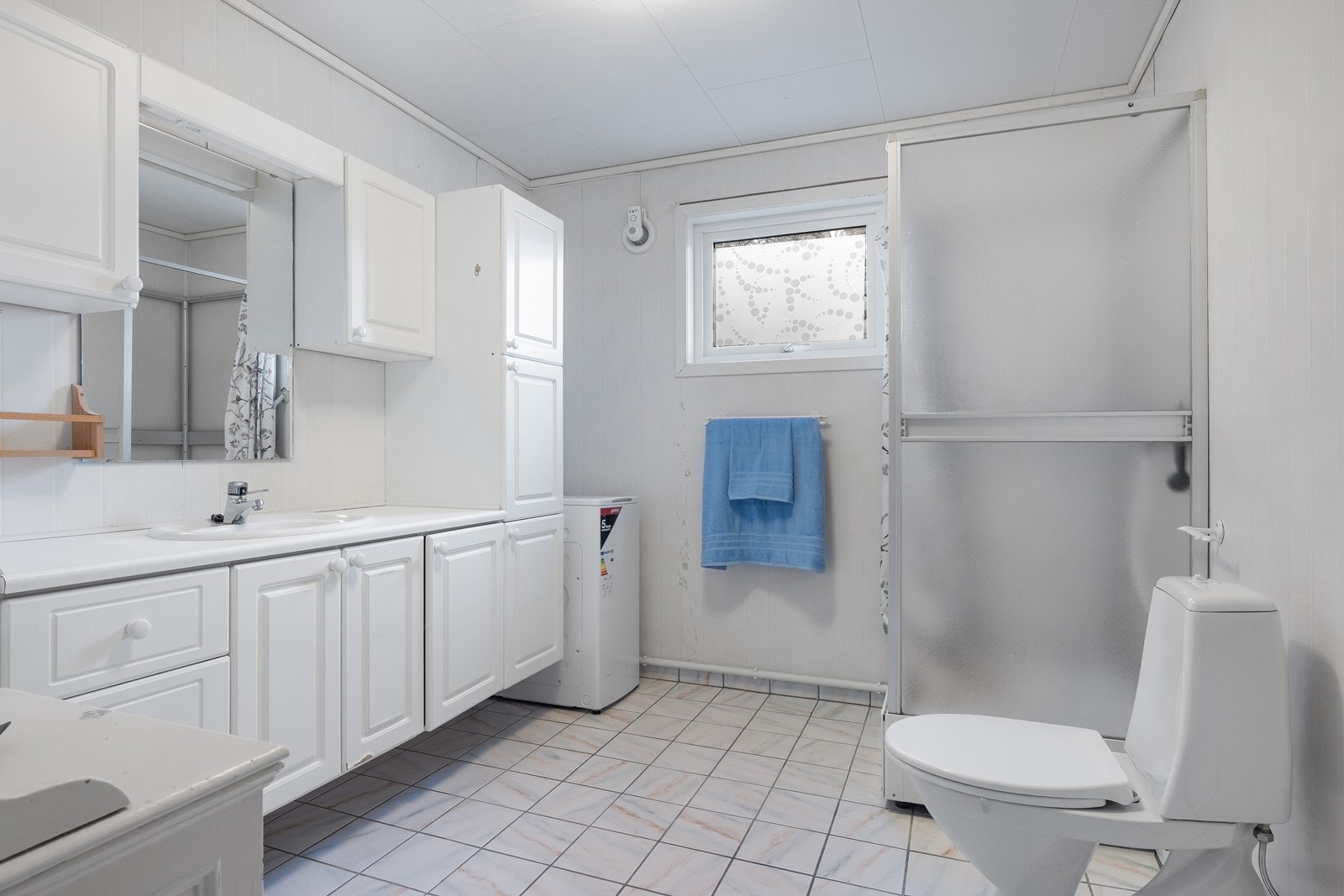 Badet er lyst og romslig med god skap- og lagringsplass. Galleribilde