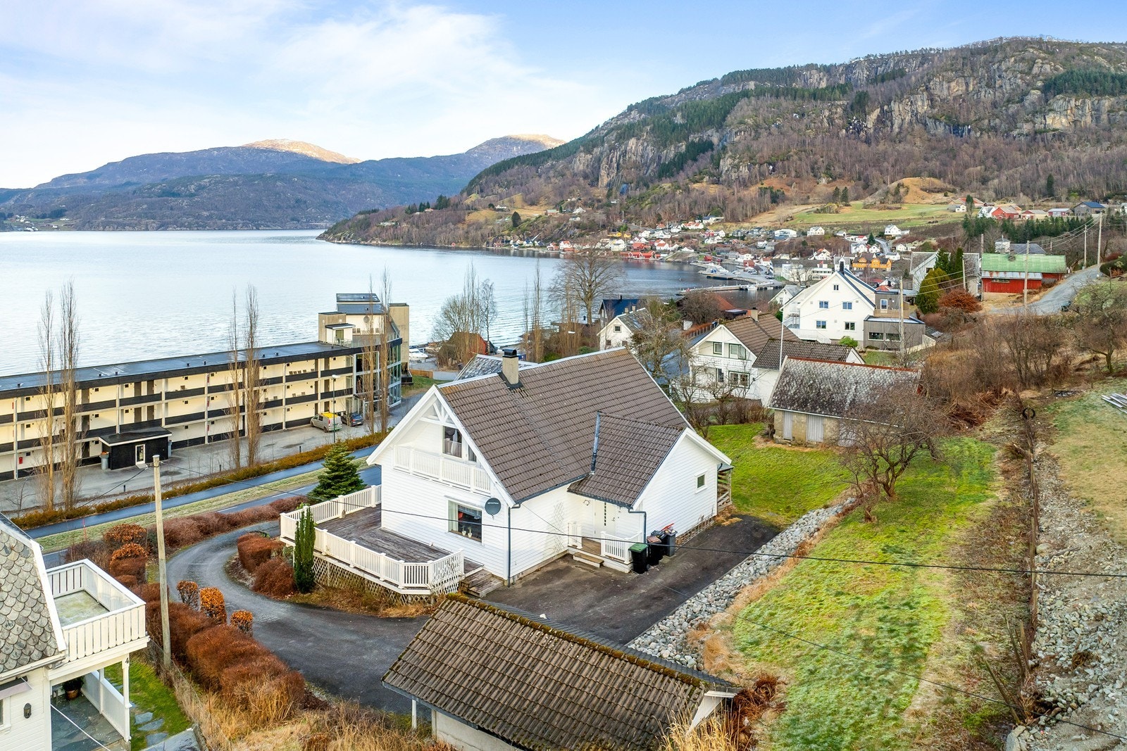 Eiendommen ligger i skrånende terreng og byr på en romslig tomt med frodig beplantning, plen, trær og busker som gjør det skjermet og usjenert. Galleribilde