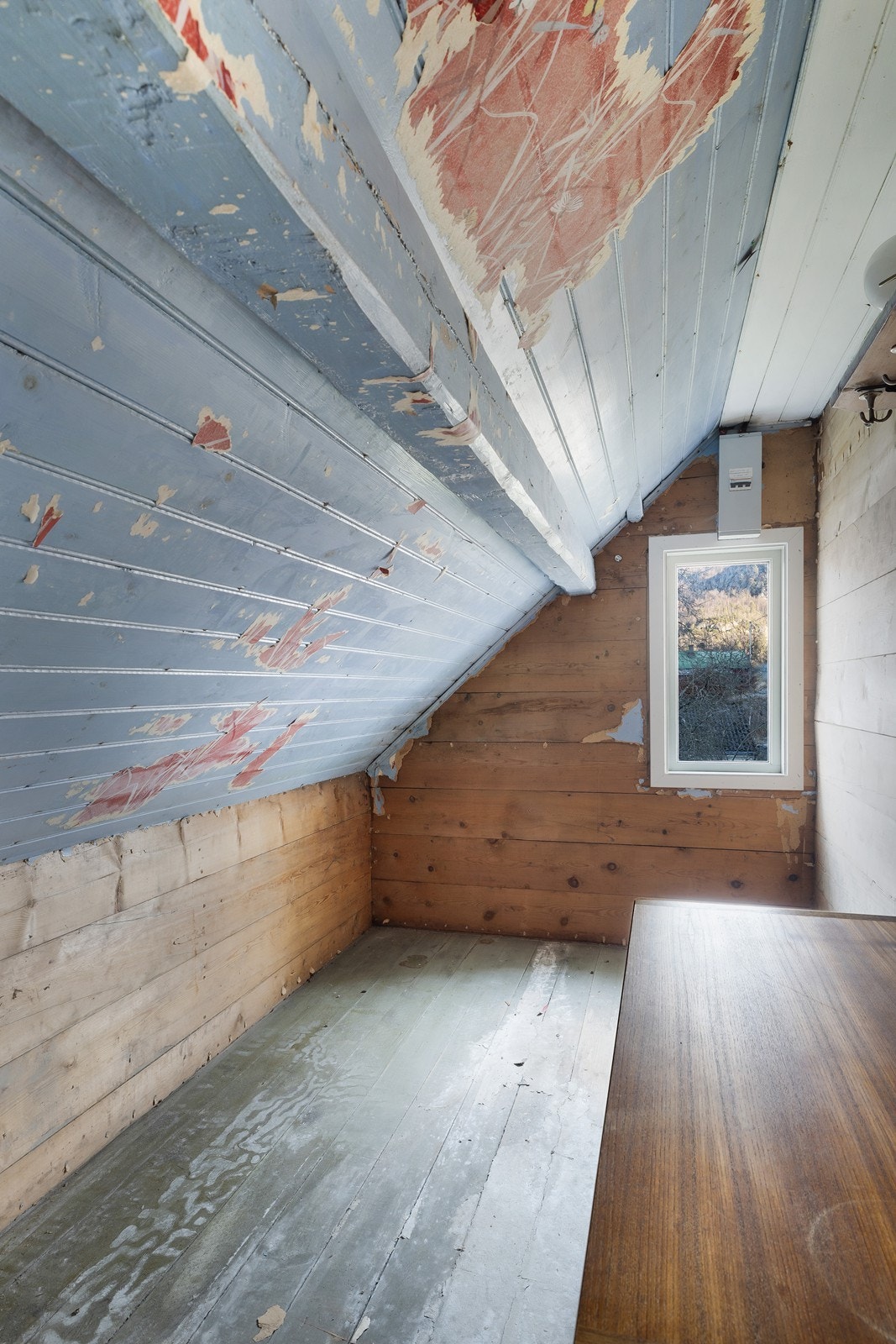 I etasjen er det to praktiske boder/kammers i knevegger som gir god lagringsplass til sesongutstyr, klær og øvrige eiendeler. Galleribilde