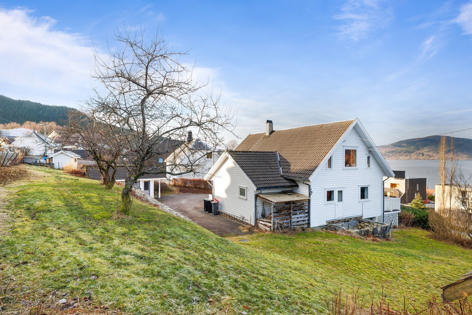 Hagen er pent opparbeidet med plen, busker og trær, og det oppleves meget luftig rundt boligen. Galleribilde