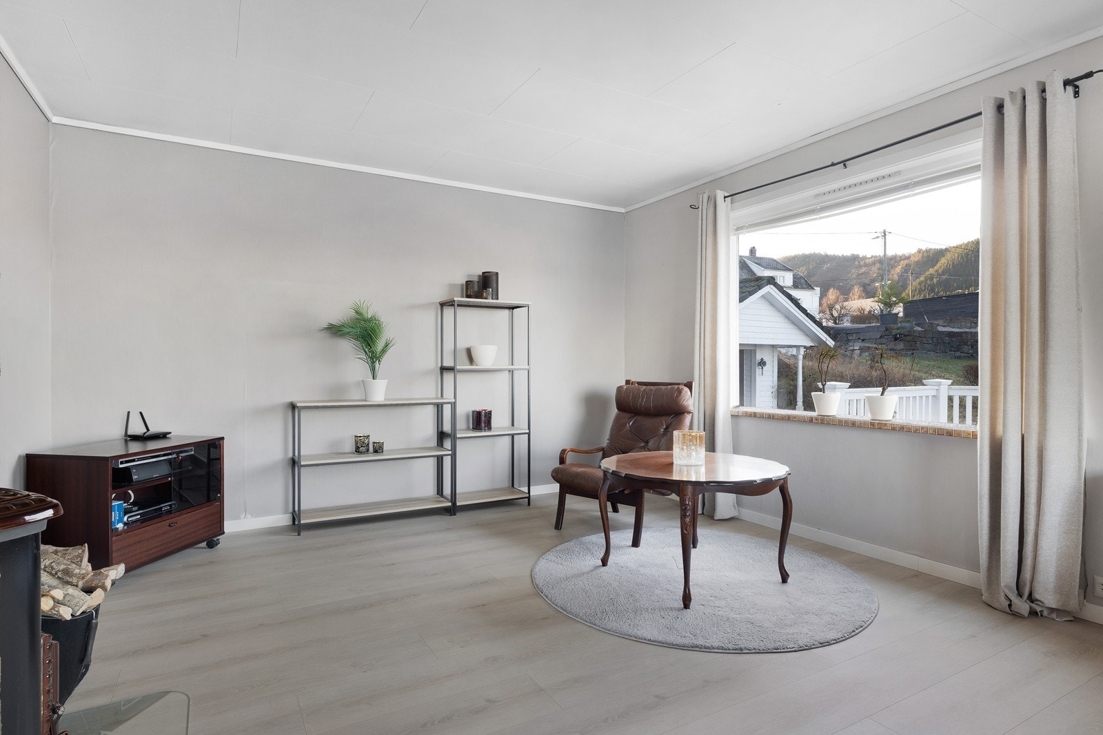 Den romslige stuen gir mange muligheter for møblering Galleribilde