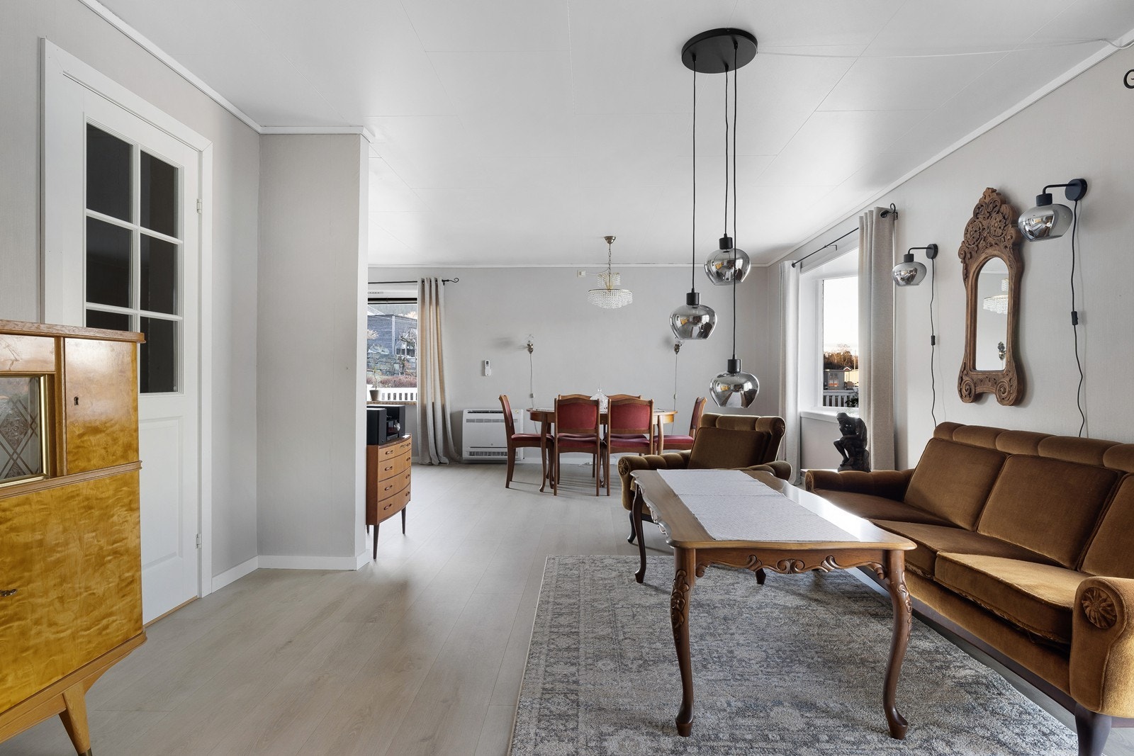 Stuen har god plass til møblering av flere sittegrupper og spiseplass. Galleribilde