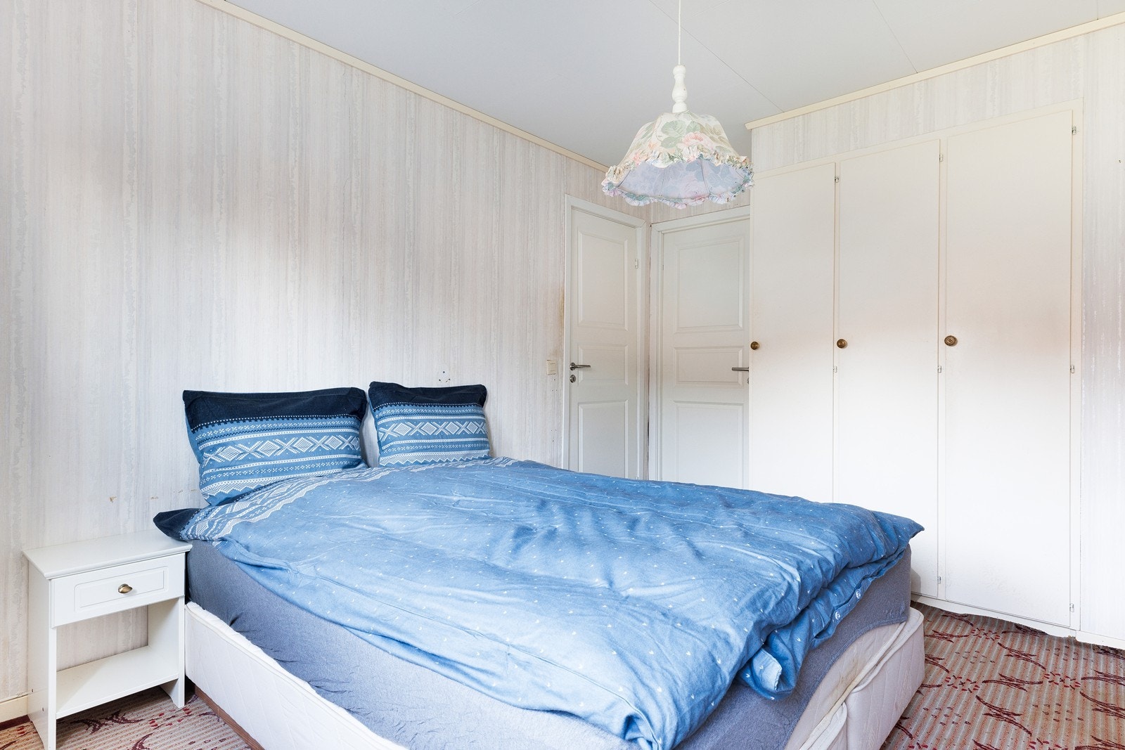 Romslig soverom i hovedetasjen med innebygd garderobe som gir god oppbevaringsplass. Galleribilde