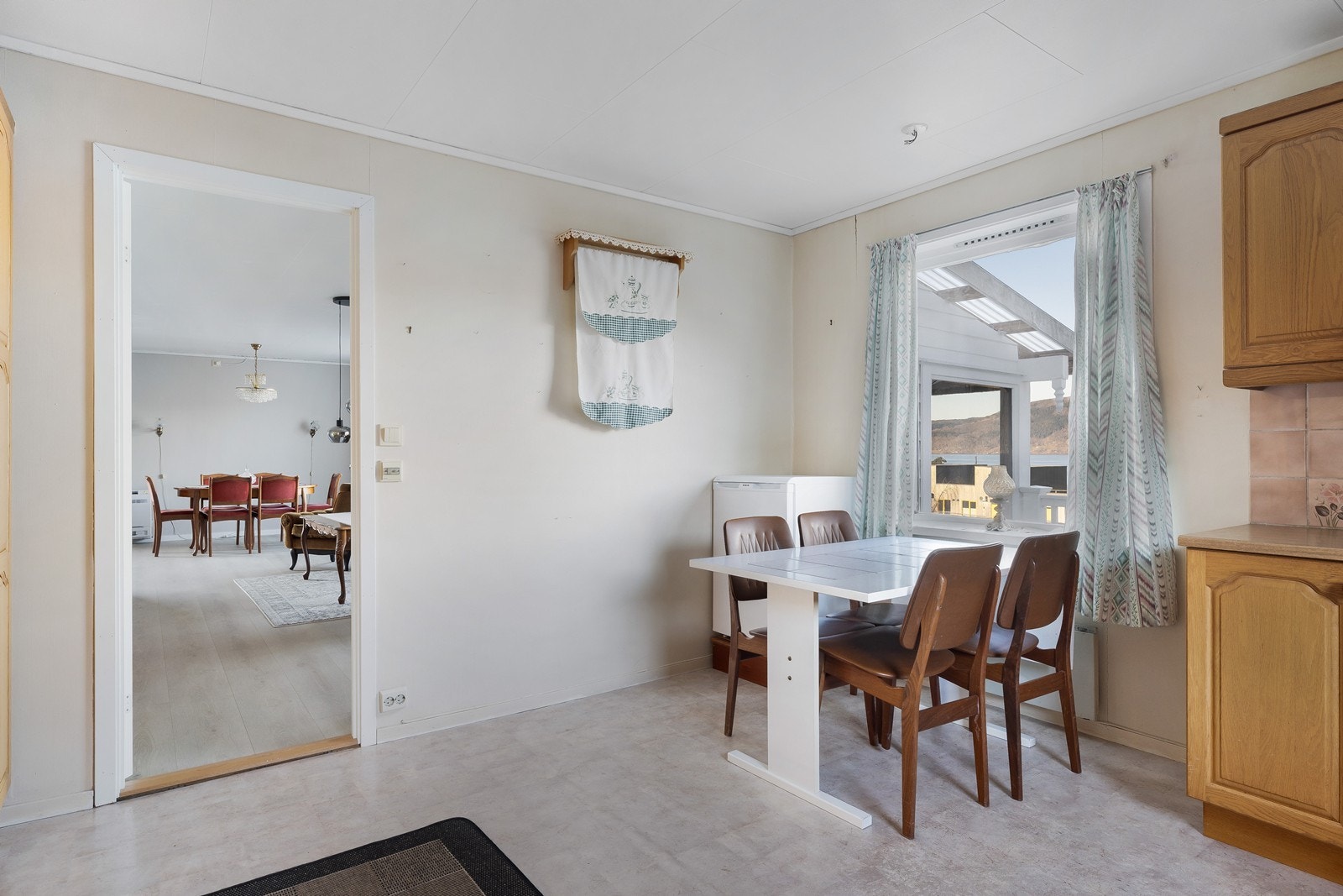 Kjøkkenet ligger adskilt fra stuen og oppleves lyst, funksjonelt og praktisk. Galleribilde