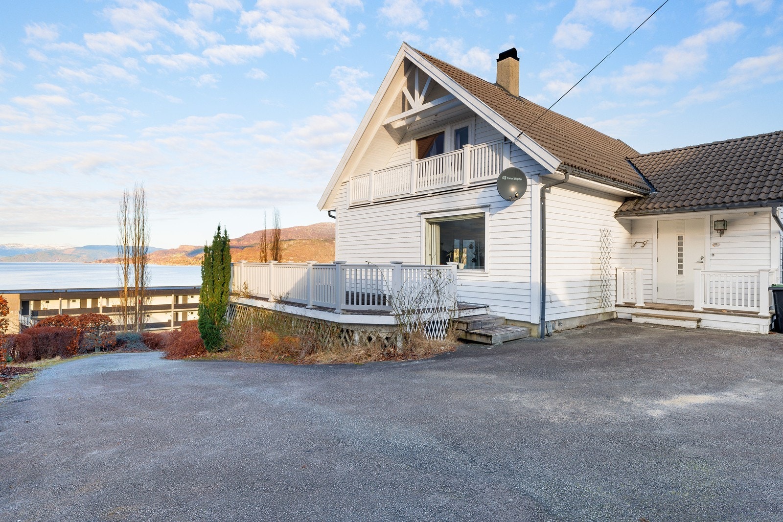 Det er god plass til parkering på egen tomt, både i garasje og i gårdsrom. Galleribilde