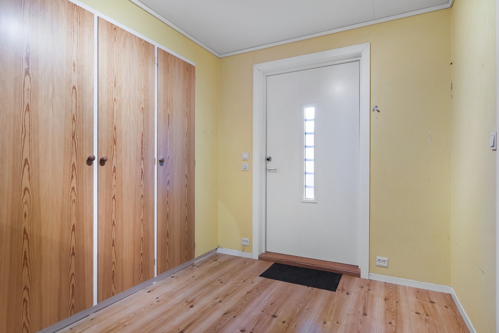 Romslig entré med god plass til yttertøy og sko. Galleribilde