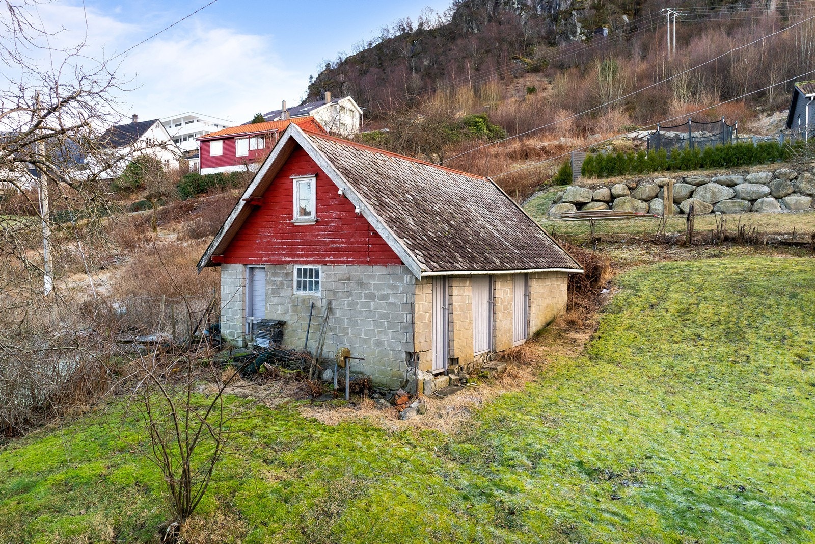 Uthuset gir mange muligheter for bruk for den som har en hobby eller bare trenger lagringsplass. Galleribilde