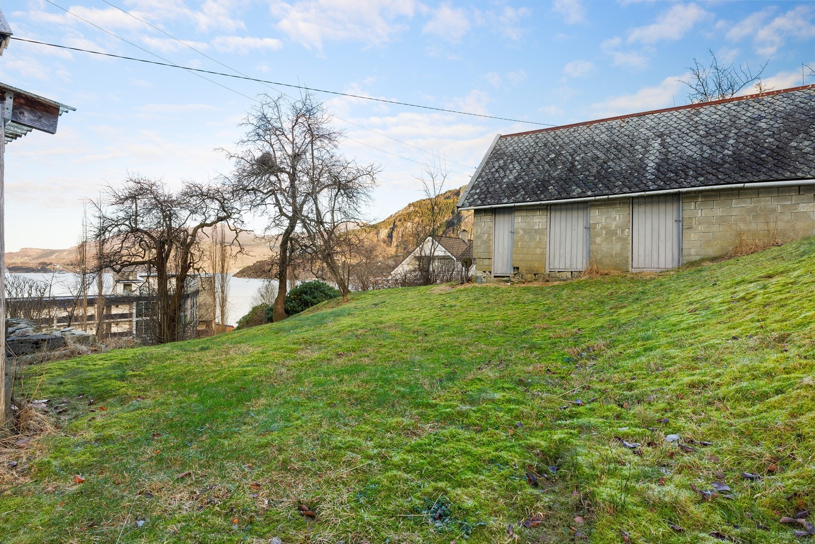 Tomten er romslig på 1,7 mål med god boltreplass for store og små. Man har også et eldre uthus på eiendommen med god lagringsplass. Galleribilde