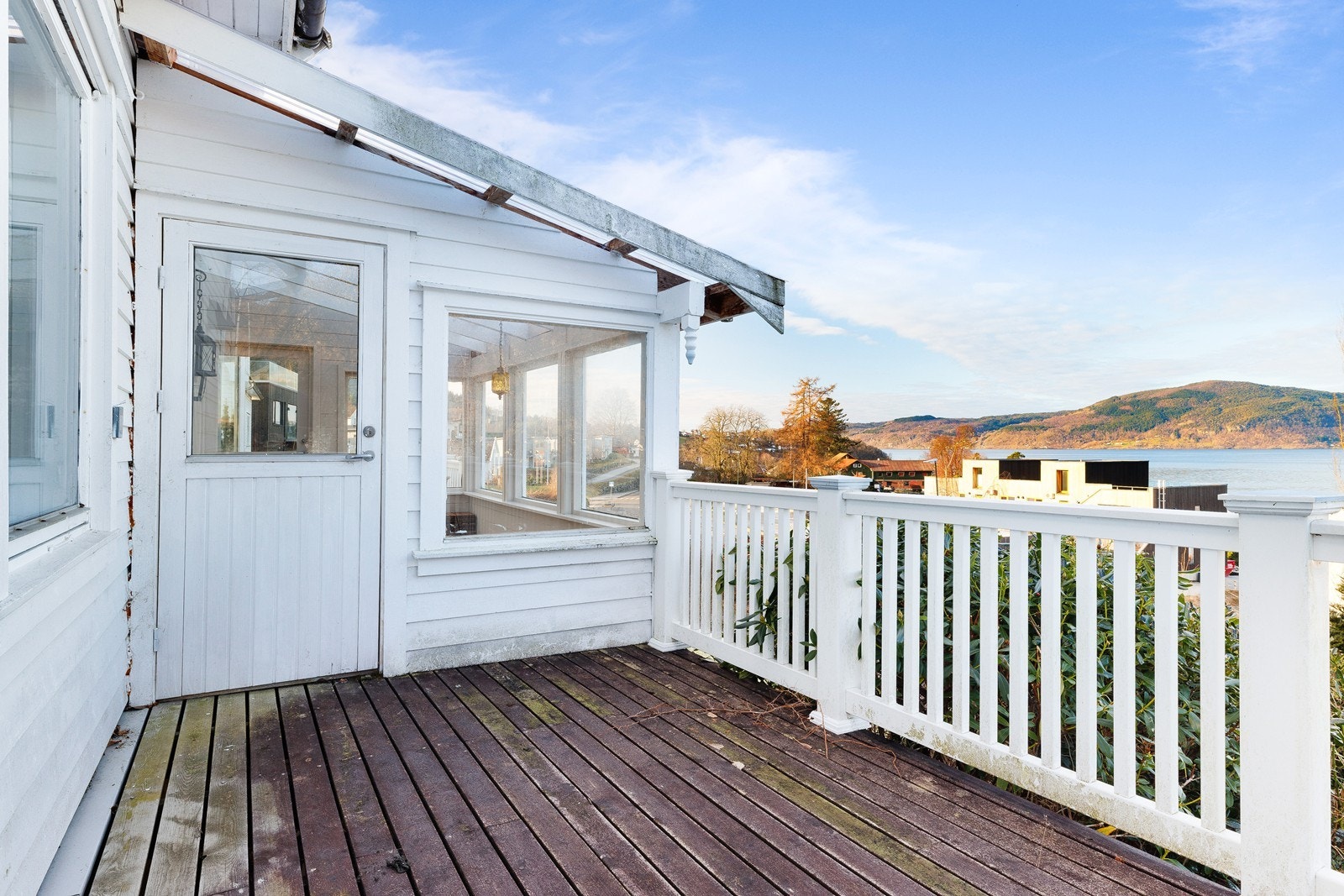 Vinterhagen har dører på hver side som leder til terrasse på begge sider Galleribilde