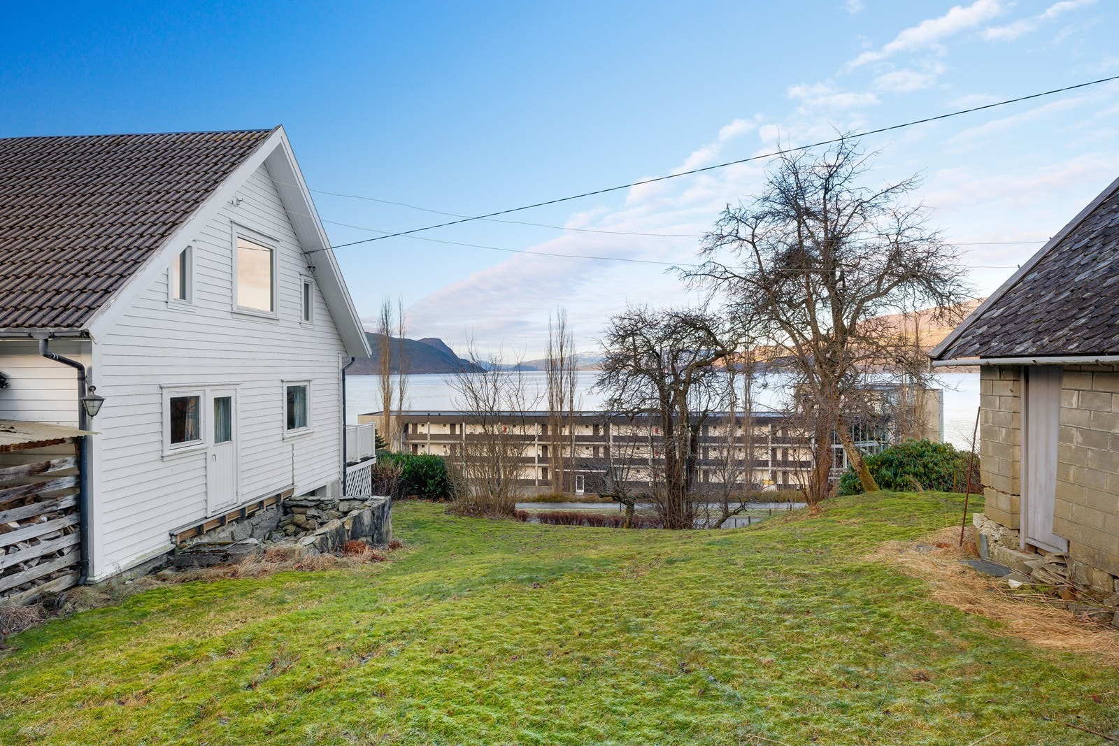 Den store tomten gir mange muligheter for bruk, og passer ypperlig for den som er hageglad! Galleribilde