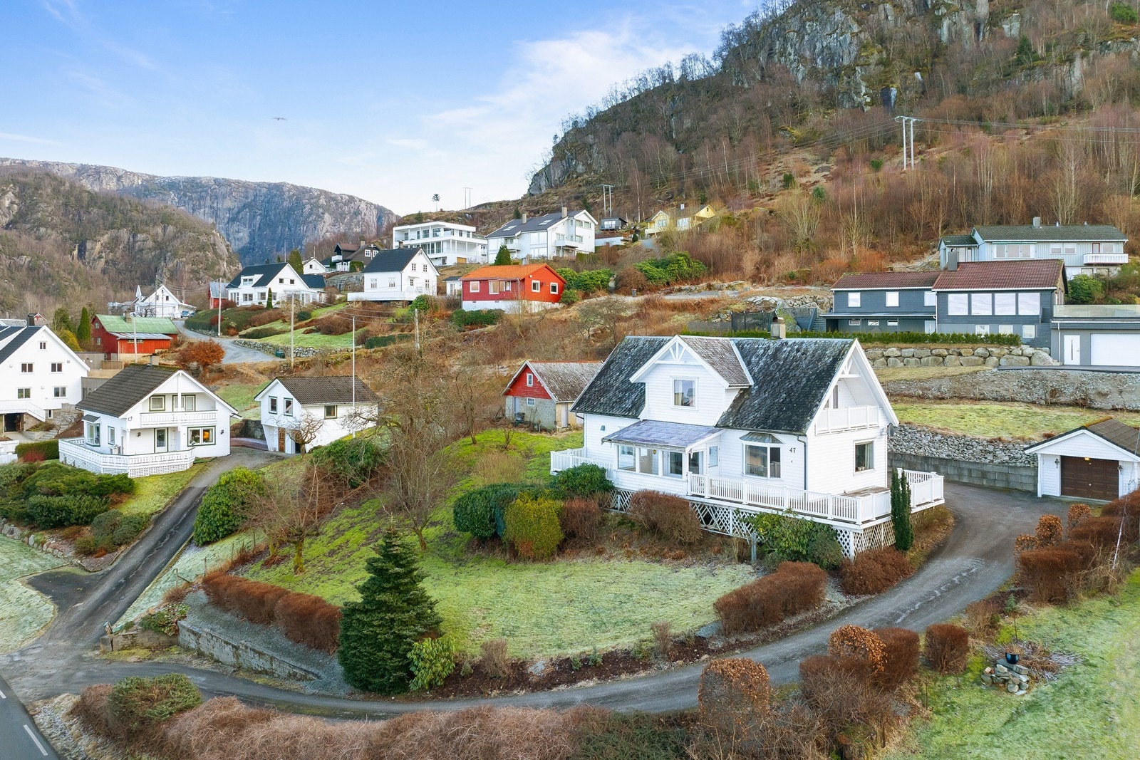 En sjarmerende og innholdsrik enebolig med meget sentral beliggenhet ved Hjelmeland sentrum. Galleribilde