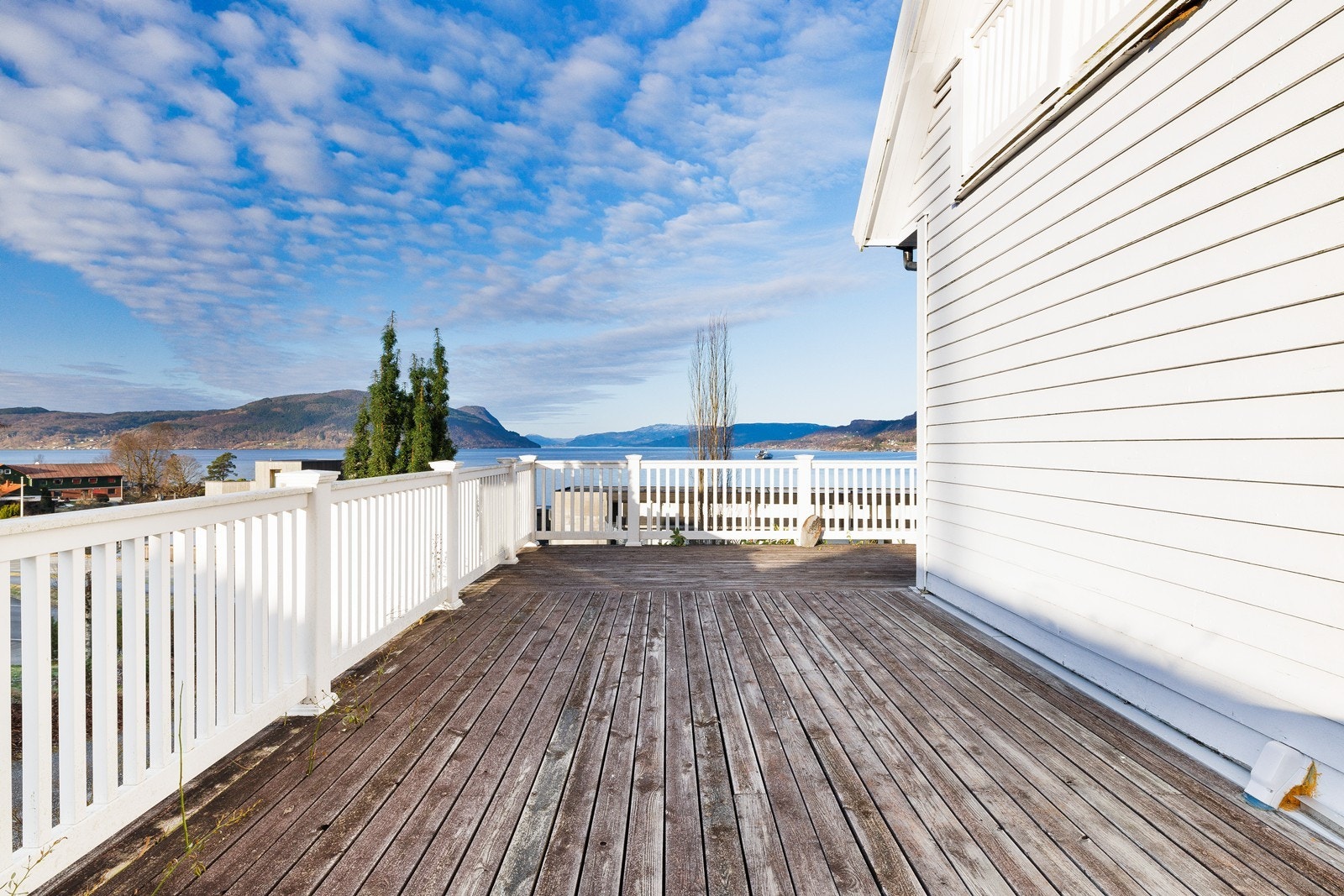Utsikten er storslått og man kan nyte de vakreste solnedganger i horisonten her Galleribilde