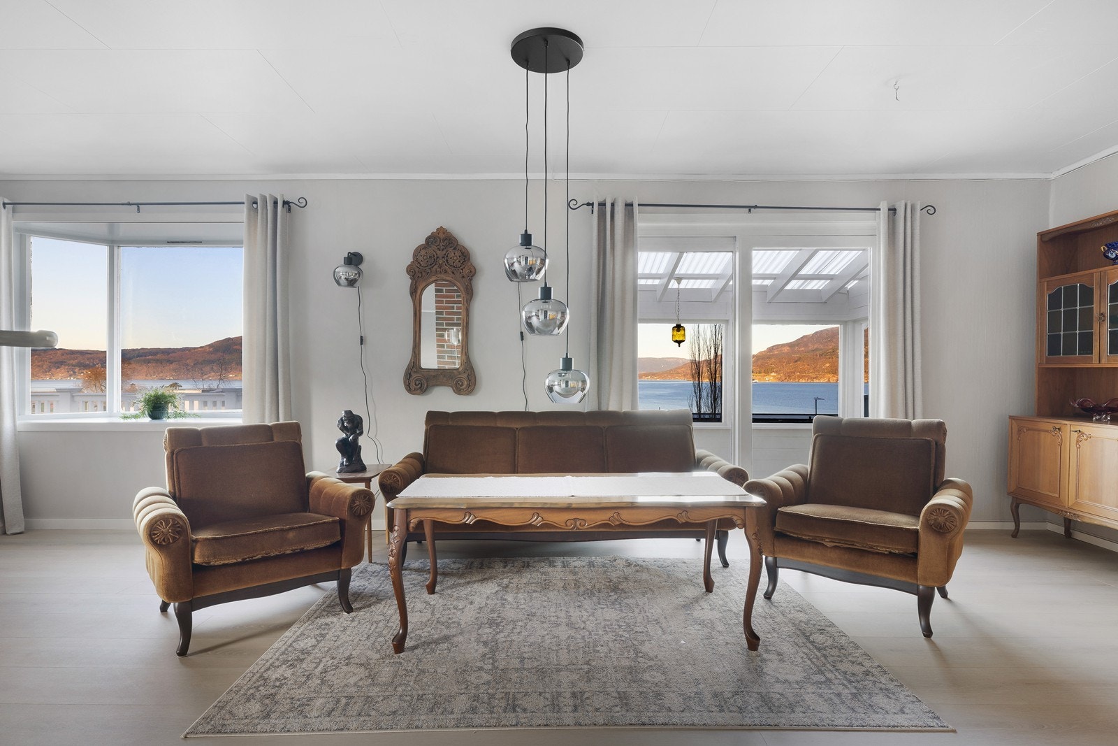 Stor og innbydende L-formet stue med svært gode lysforhold. Galleribilde