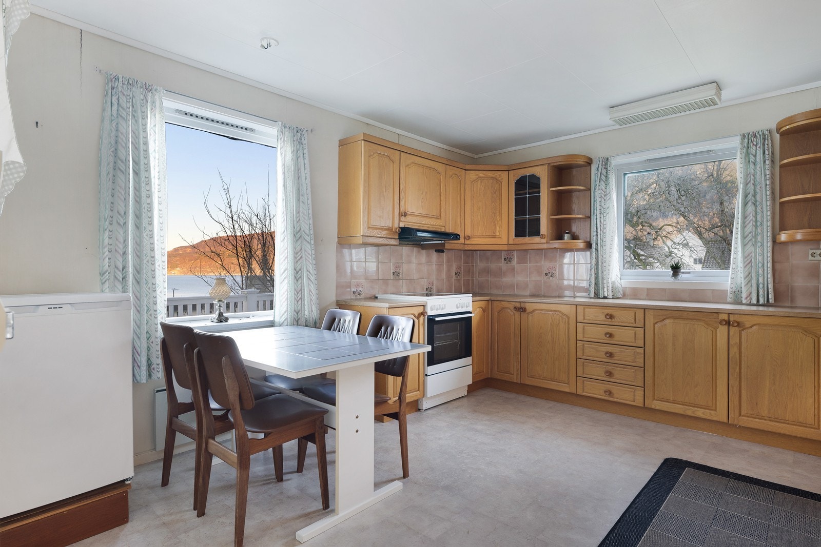 Her er det god plass til kjøkkenbord for hyggelige måltider. Galleribilde