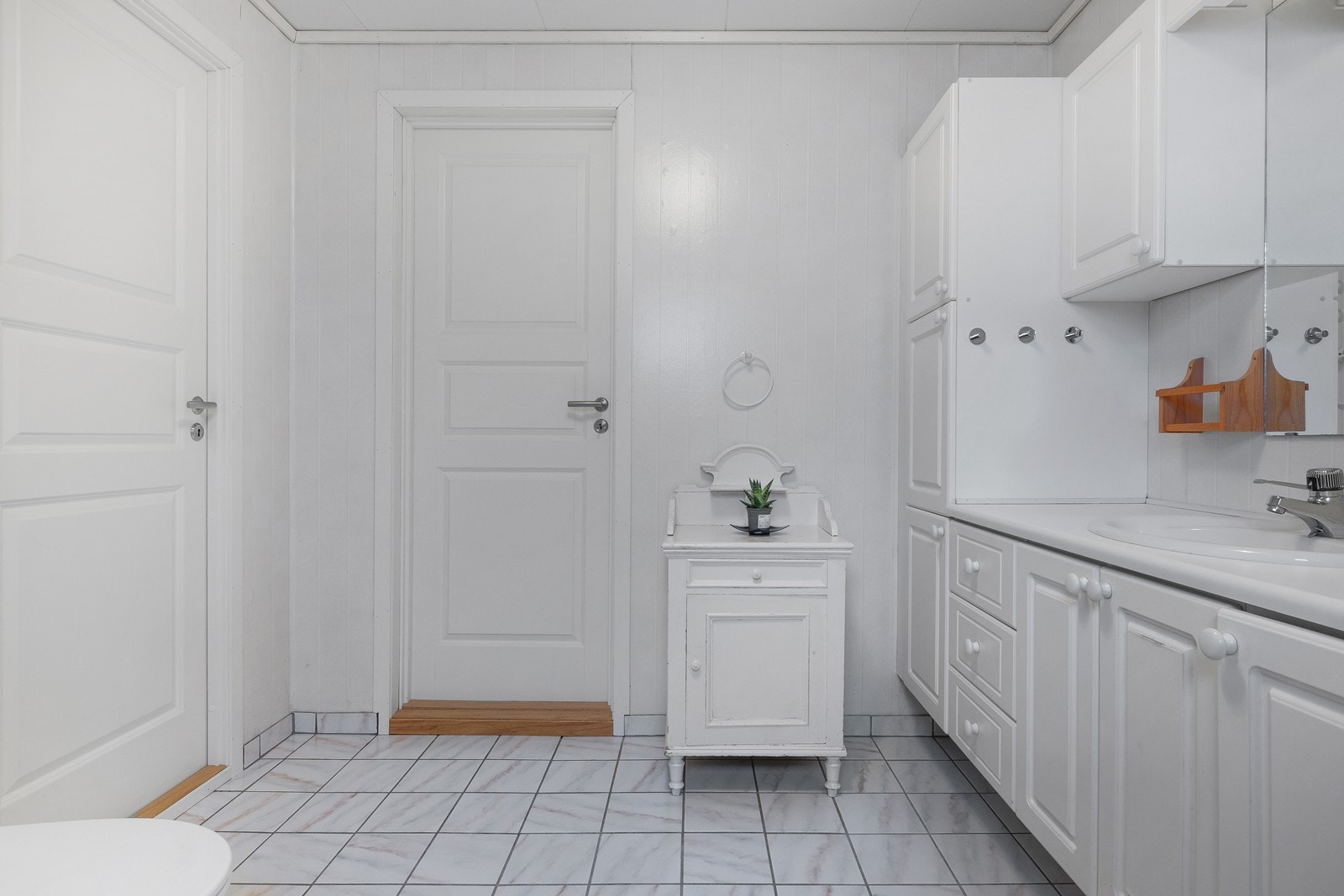 Det er fliser på gulv og rommet er utstyrt med dusjkabinett. Galleribilde