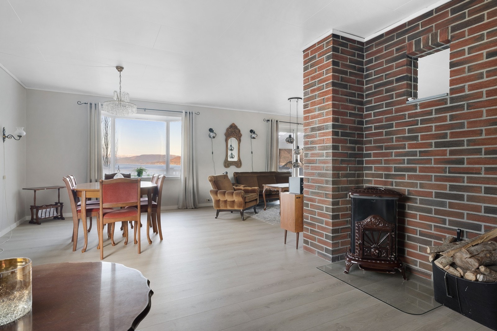 Man har også vedovn som gir god varme på de kjøligere dagene. Galleribilde