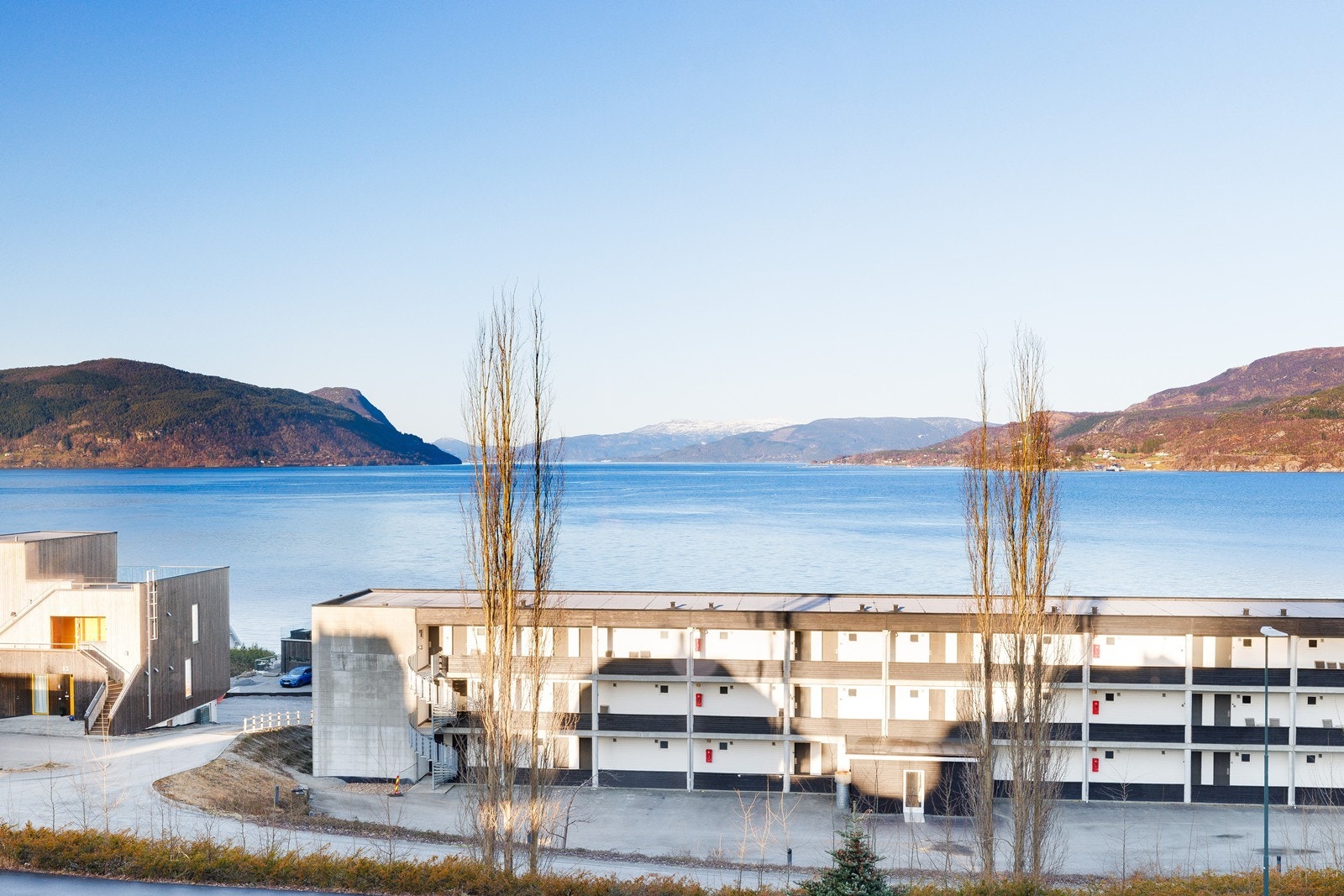 Eiendommen ligger godt i høyden og man ser fint over det tidligere hotellet. Galleribilde
