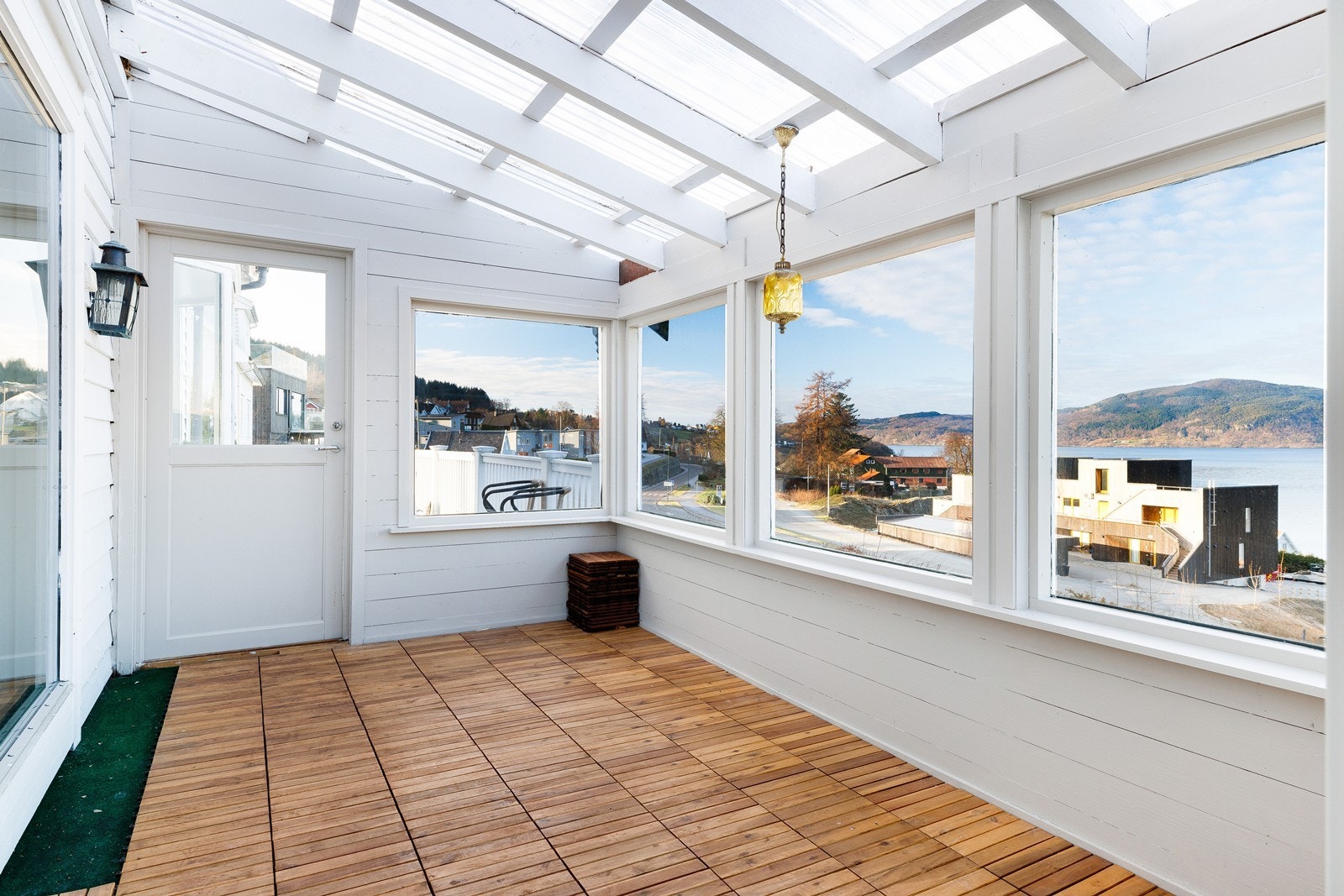 Her kan man sitte skjermet og nyte den flotte utsikten mot sjøen. Galleribilde