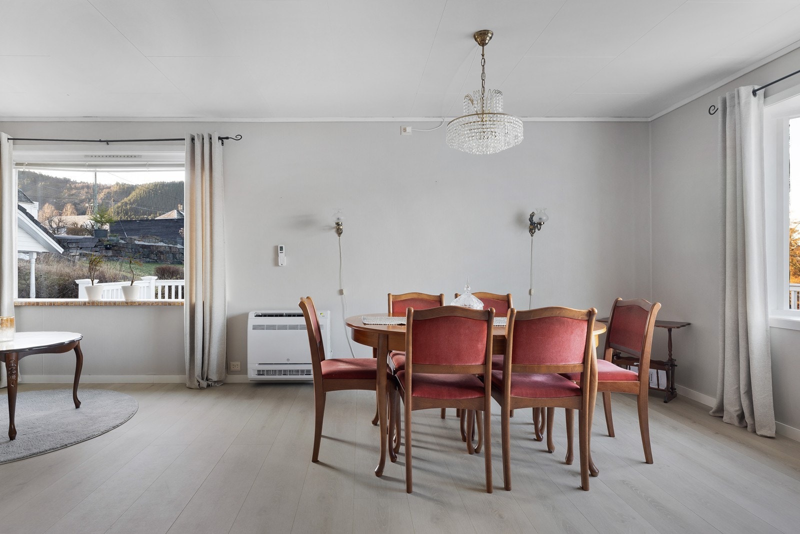 Det er montert varmepumpe som gir en lun og jevn varme til boligen Galleribilde