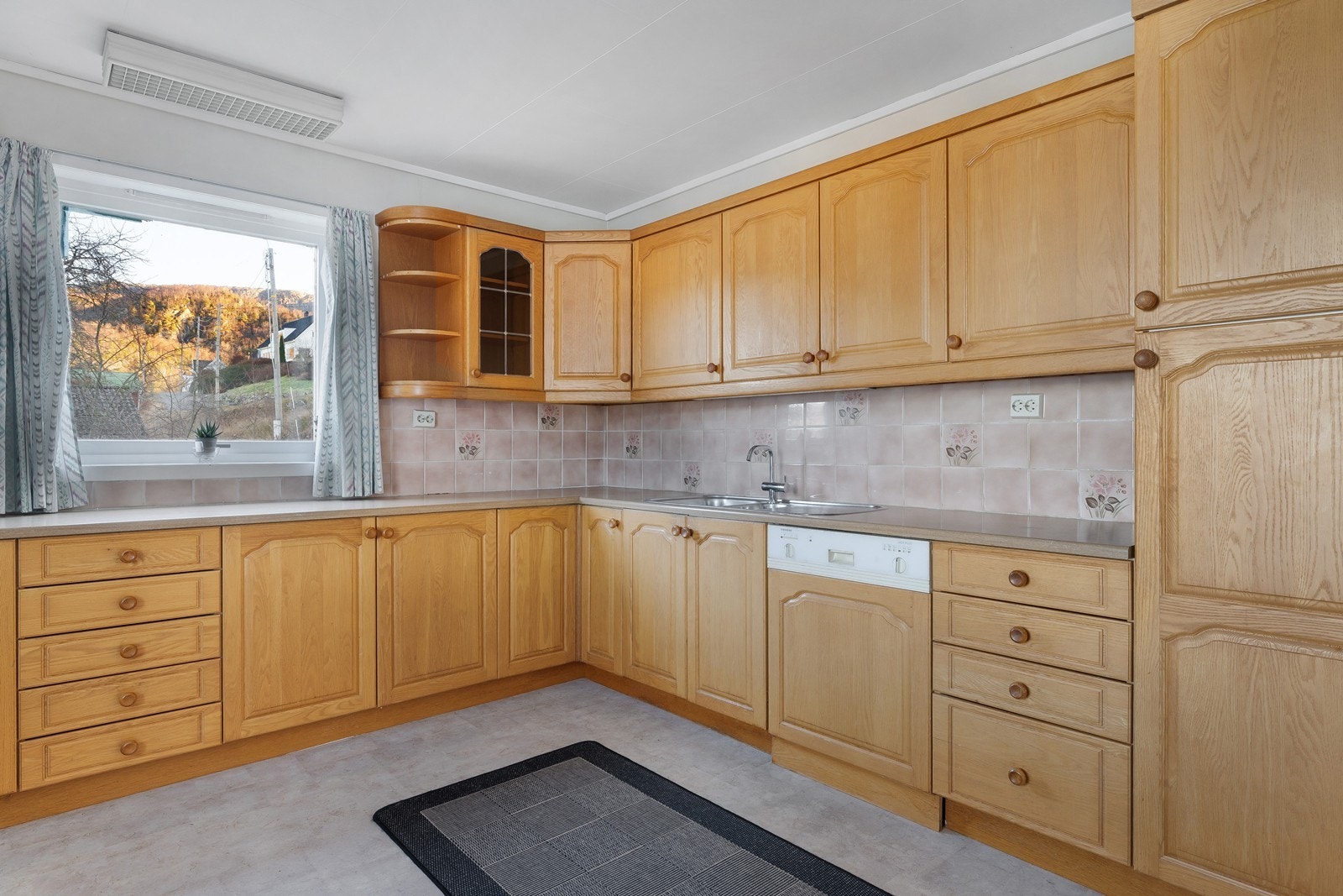 Belegg på gulv og fliser over benk som gjør det lettstelt og praktisk. Galleribilde