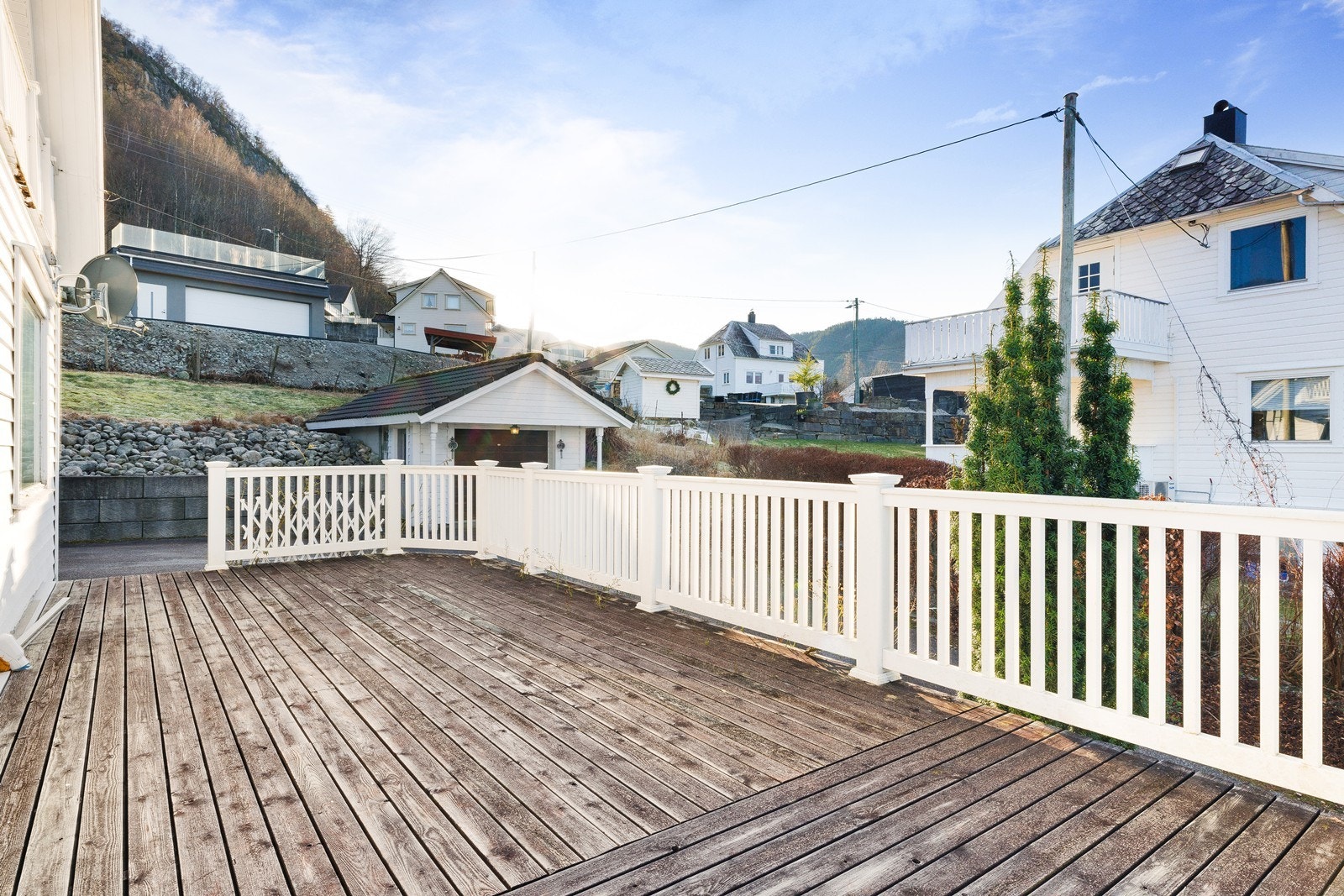 Man har romslige terrasser rundt boligen, med sol fra morgen til kveld Galleribilde