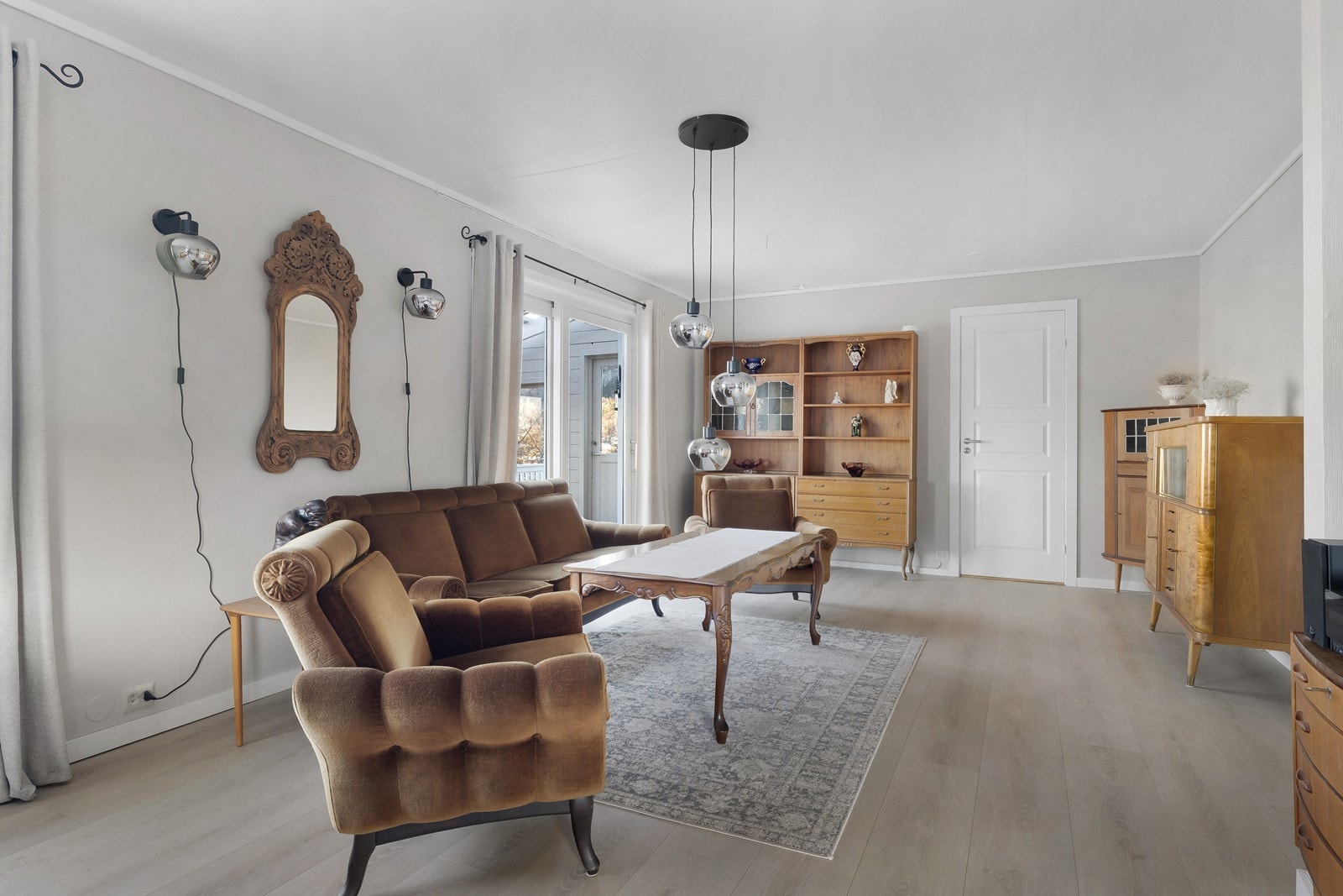 Fra stue har man utgang direkte til hagestue og videre til terrasse og hage Galleribilde