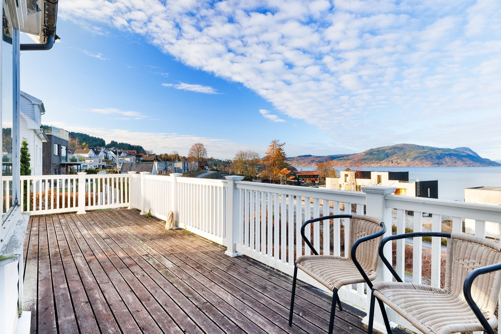 Man har romslige terrasser rundt boligen, med sol fra morgen til kveld Galleribilde