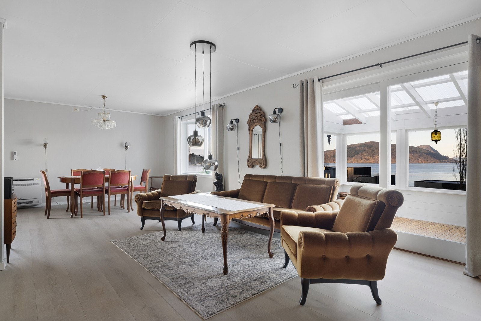 De store vindusflatene slipper inn rikelig med dagslys og ikke minst den flotte utsikten! Galleribilde