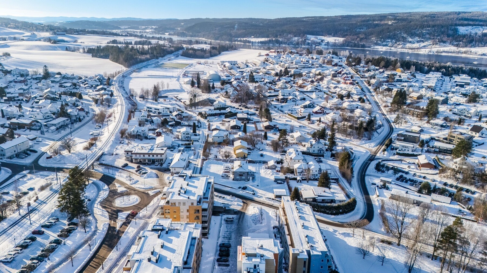 Kollektivtilbudet i området består av buss og tog. Sørumsand stasjon ligger rett over gaten, og her tar toget deg til Oslo på ca. 30 min. Med bil fra Sørumsand tar det ca. 10 min til Rånåsfoss, 18 min til Lillestrøm, 24 min til Jessheim og 32 min til Oslo Galleribilde