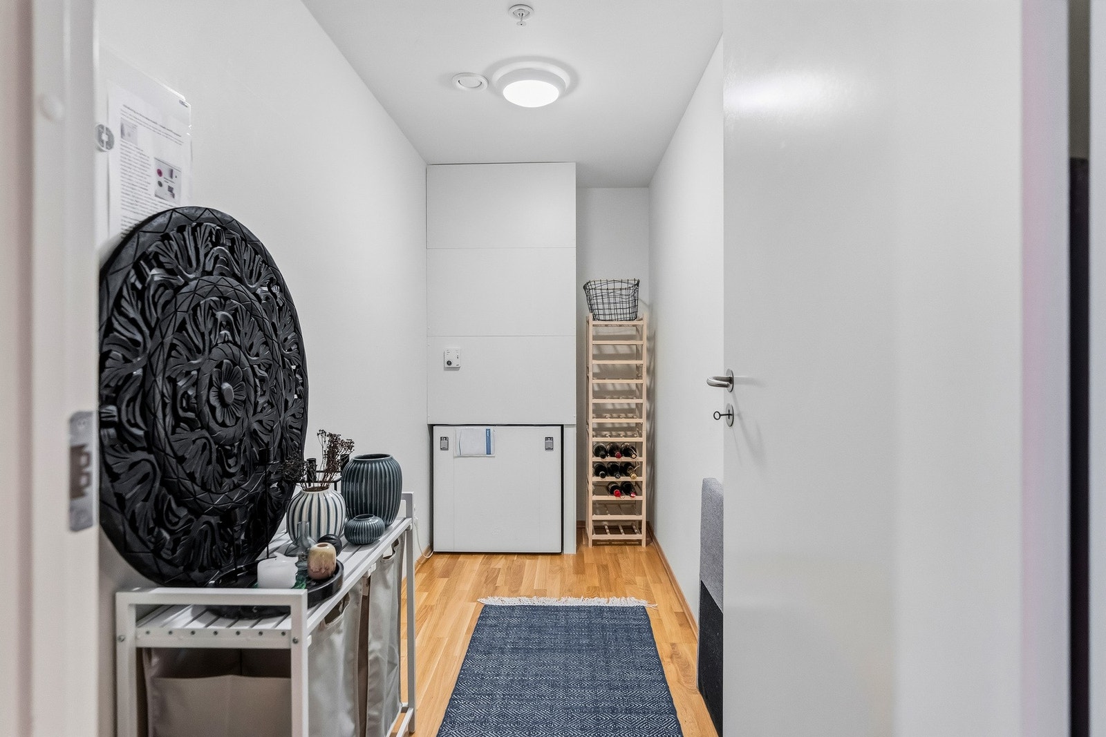 Fra entréen er det direkte adkomst til bod, perfekt som walk-in closet med gode oppbevaringsmuligheter. Galleribilde